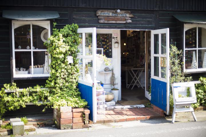 一点もののおみやげを発見 リピーターの多い由布院の雑貨店 オムブルーカフェ ことりっぷ