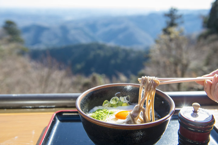 澄んだ空気の中で 極上の一杯を わざわざ食べに行きたい 高尾山の 冬そば 3選 ことりっぷ