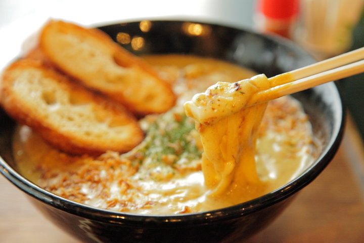 とろ りチーズの洋風カレーうどんが人気 三軒茶屋 香乃 ことりっぷ