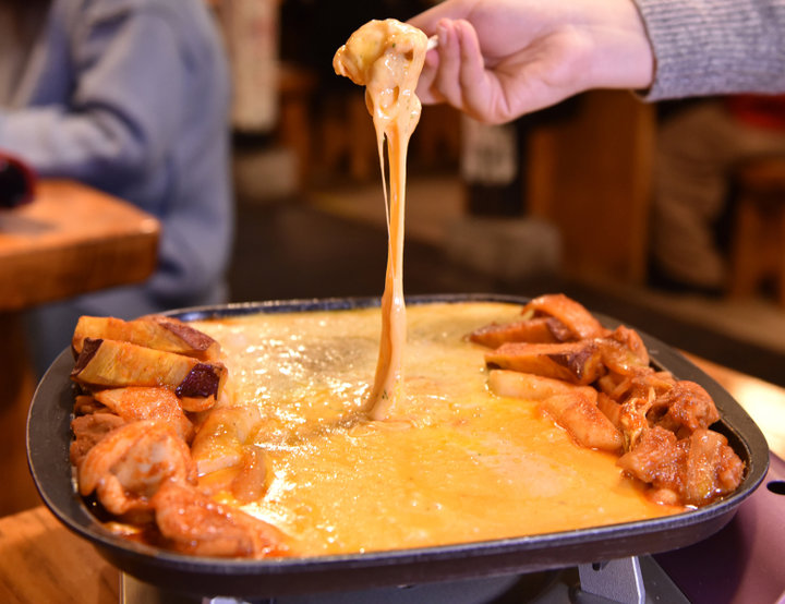 韓国グルメの聖地 新大久保で人気 とろ り食感がたまらない チーズタッカルビ ことりっぷ