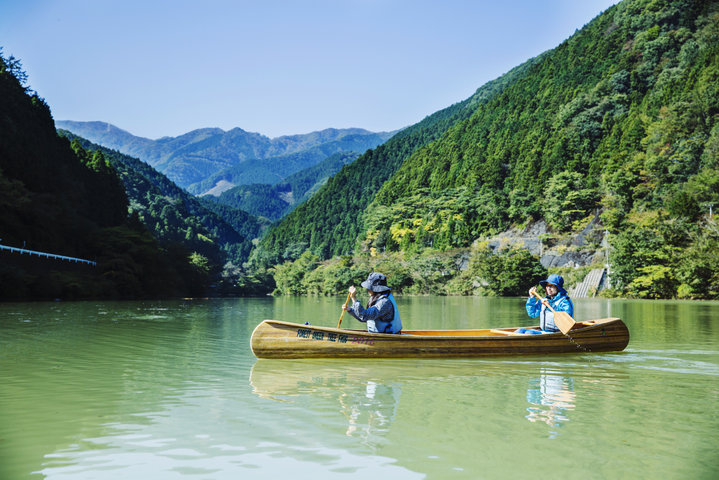 埼玉 川沿いのカフェと名栗湖のカヌー遊びでリフレッシュ 緑きらめく飯能 名栗エリアへ ことりっぷ