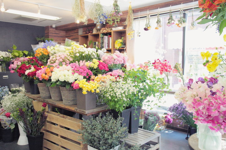 ミニブーケや一輪挿しも 花のある生活を提案する 蔵前の花屋 Comete こめて ことりっぷ