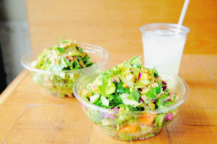 目の前でザクザクチョップ 新鮮野菜をお腹いっぱいいただけるカスタムサラダ専門店 Crisp Salad Works ことりっぷ