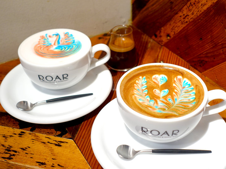 カラフルなレインボーラテが大人気 こだわりの自家焙煎コーヒー店 Roar Coffeehouse Roastery ことりっぷ