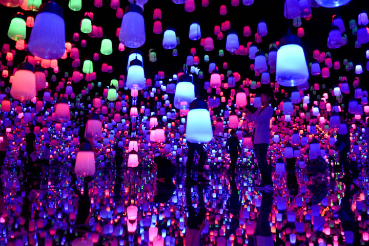 チームラボが創る境界の無いアート空間 東京 お台場 Mori Building Digital Art Museum Epson Teamlab Borderless ことりっぷ