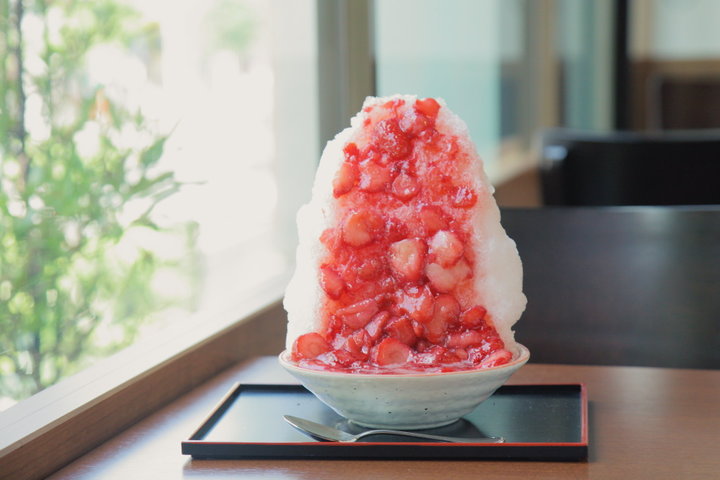 氷の崖に生いちごが流れる美しいかき氷！　行列ができる和菓子店「目白 志むら」