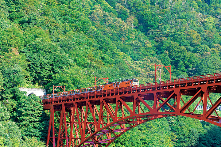 この夏はマイナスイオンに包まれる黒部峡谷 北アルプスへ レトロなトロッコ電車で巡る絶景旅 ことりっぷ