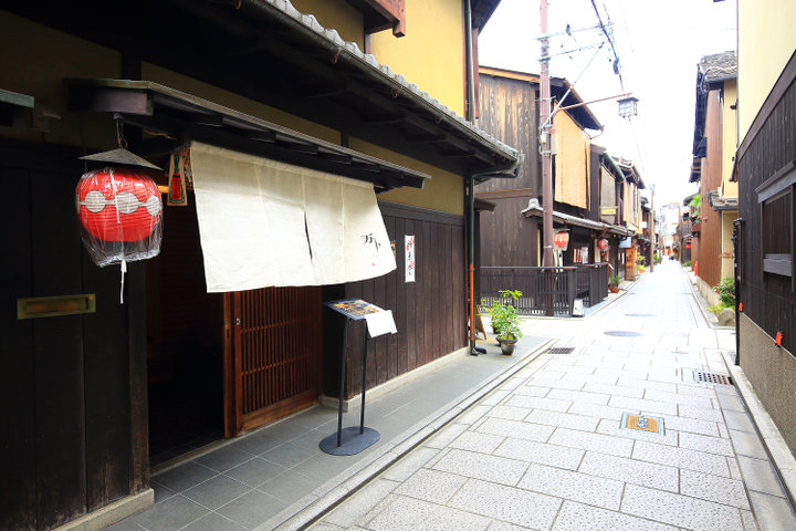 祇園の町家カフェで見つけた新 京都みやげ 和素材がアクセントの 祇園クッキー ことりっぷ