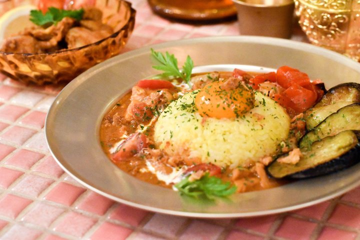 シャンデリア 花モチーフ壁紙のゴージャス空間でいただく オンリーワンのバターチキンカレー ことりっぷ