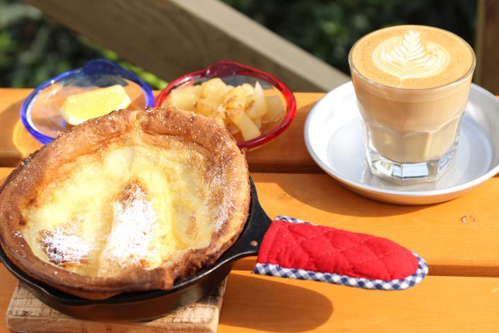 話題の新感覚パンケーキ ダッチベイビー とは 山小屋カフェ ソラ珈琲 食堂ヒュッテ ことりっぷ