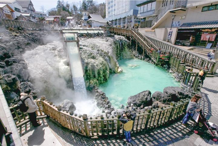 湯もみ体験から街あるきまで 日本三名泉 草津温泉の楽しみ方 ことりっぷ