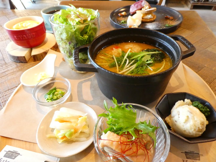 北海道産の食材で作る ほっこり雑炊をストウブ鍋で 札幌の専門店 35stock ことりっぷ