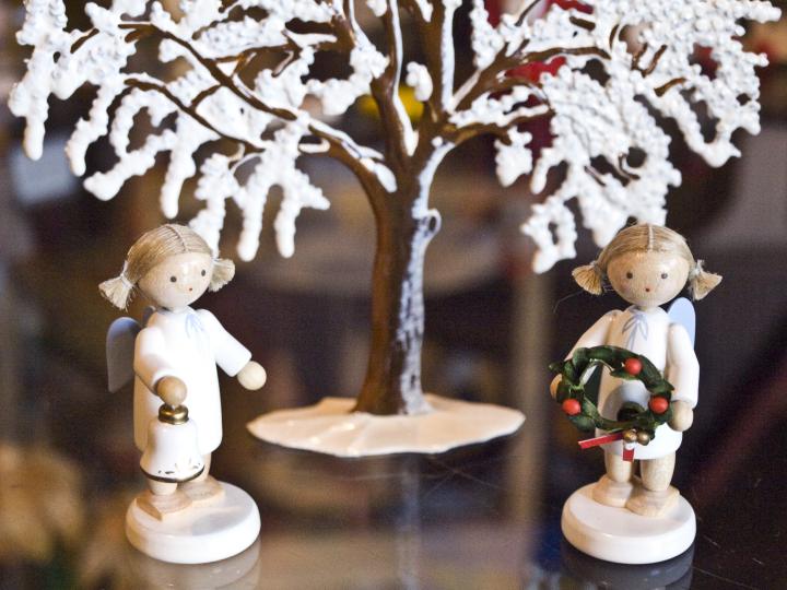 クリスマスの飾りに ドイツのおもちゃ村から届く木の人形たち ことりっぷ