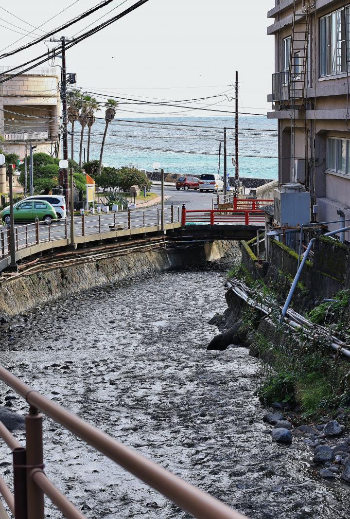 波しぶきを浴びそう 伊豆 熱川温泉の露天風呂 高磯の湯 ことりっぷ