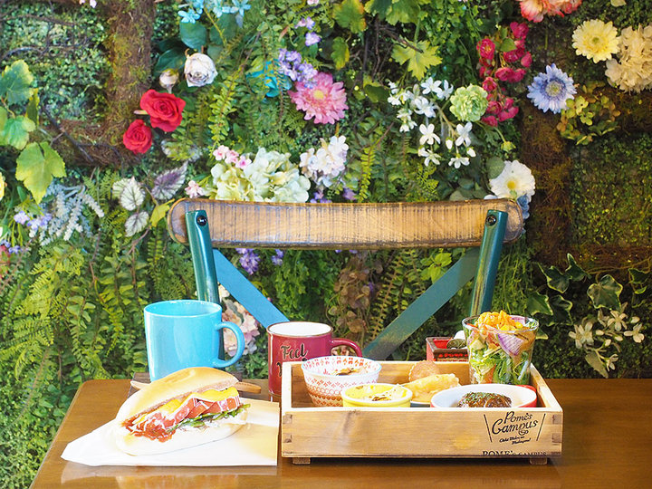 お花に囲まれて ピクニック気分でコッペパンランチを 焼津のフラワーショップカフェ Pome S Campus ことりっぷ