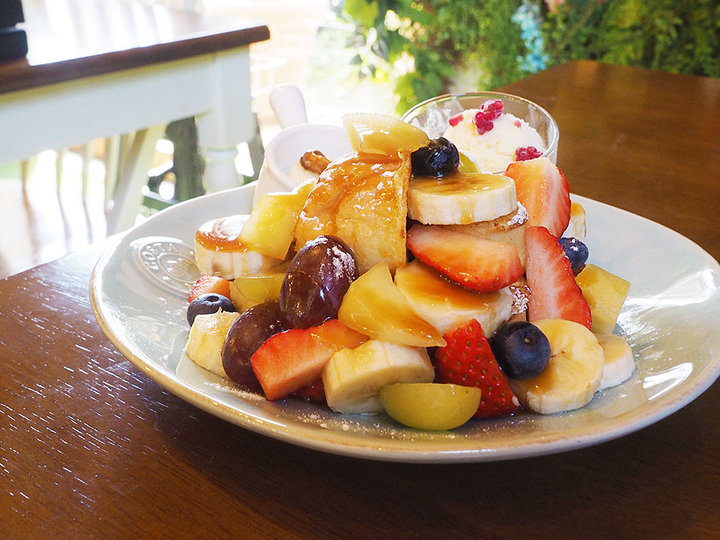 お花に囲まれて ピクニック気分でコッペパンランチを 焼津のフラワーショップカフェ Pome S Campus ことりっぷ