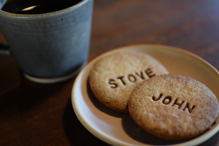 鎌倉 材木座で見つけた はしごしたくなる2つのお店 ギャラリーカフェ John と家具 雑貨店 Stove ことりっぷ