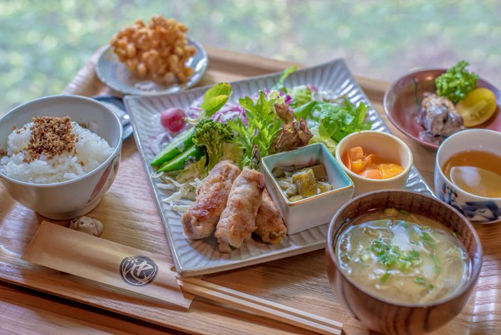 奈良南部の里山で 大満足の月替りランチとフォトジェニックなスイーツを Maruike Cafe ことりっぷ
