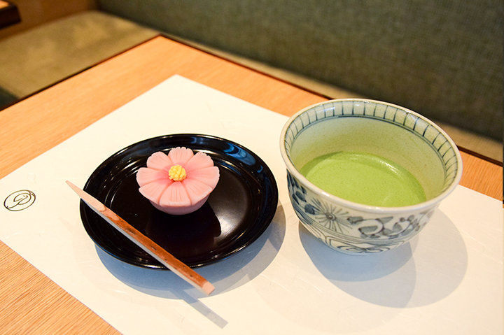 日本橋で季節のおもてなし カウンターで作られる自分だけの和菓子 鶴屋吉信 東京店 ことりっぷ