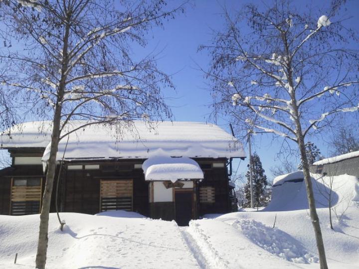 あたり一面銀世界 日本一の豪雪地帯にある古民家宿で昔ながらの雪国生活を体験 ことりっぷ