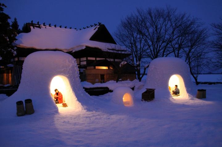 幻想的な光に街全体が包まれる 秋田県横手市の冬の風物詩 横手の雪まつり かまくら ことりっぷ