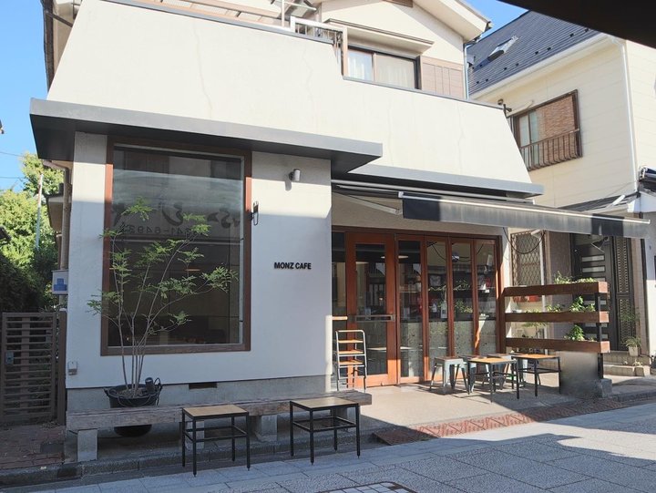 下町情緒溢れる門前仲町の Monz Cafe で甘酸っぱい苺のベイクドケーキとコーヒーを楽しむ ことりっぷ