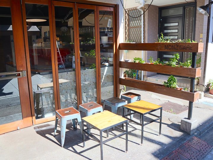 下町情緒溢れる門前仲町の Monz Cafe で甘酸っぱい苺のベイクドケーキとコーヒーを楽しむ ことりっぷ