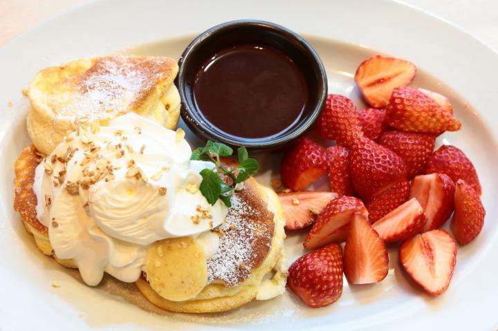 リコッタチーズ マスカルポーネの贅沢食感 ハニーバターたっぷりの 苺チョコフォンデュパンケーキ ことりっぷ