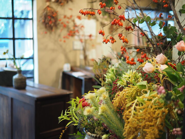 花の香りに包まれながらランチが楽しめる 花屋の中にある隠れ家カフェ 吉祥寺ひとくさ くろもじ珈琲 ことりっぷ