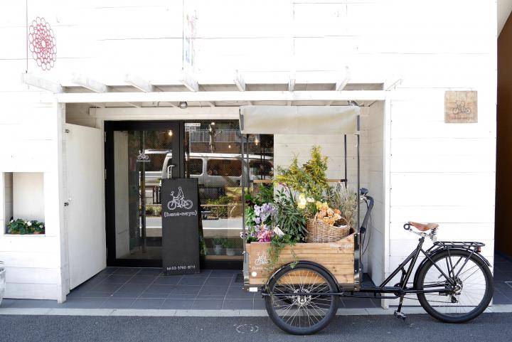 晴れた日の中目黒で出会えるかも カラフルなお花をのせた三輪自転車の花屋さん ハナナヤ ことりっぷ