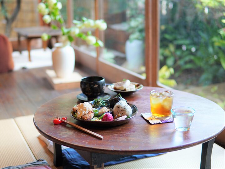 縁側のちゃぶ台でのんびりいただくお昼ごはん 鎌倉 てぬぐいカフェ 一花屋 ことりっぷ