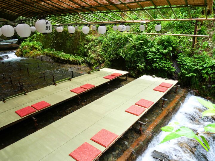 京都 奥貴船の川床カフェ 兵衛cafe で 涼やかな川風に吹かれて夏のひとときを ことりっぷ