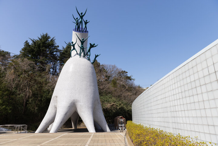 生田緑地の豊かな自然に包まれる 川崎市岡本太郎 美術館 で パワーみなぎる芸術を体感 ことりっぷ 芸術は爆発だ の奇抜なフレーズで有名 ｄメニューニュース Nttドコモ