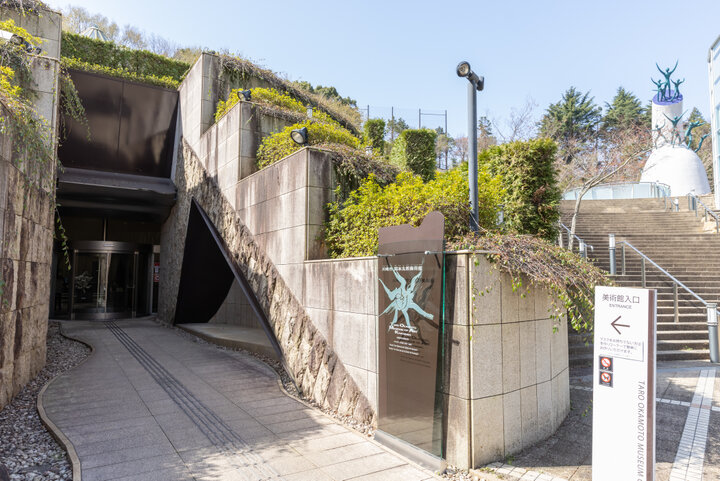 生田緑地の豊かな自然に包まれる 川崎市岡本太郎 美術館 で パワーみなぎる芸術を体感 ことりっぷ 芸術は爆発だ の奇抜なフレーズで有名 ｄメニューニュース Nttドコモ