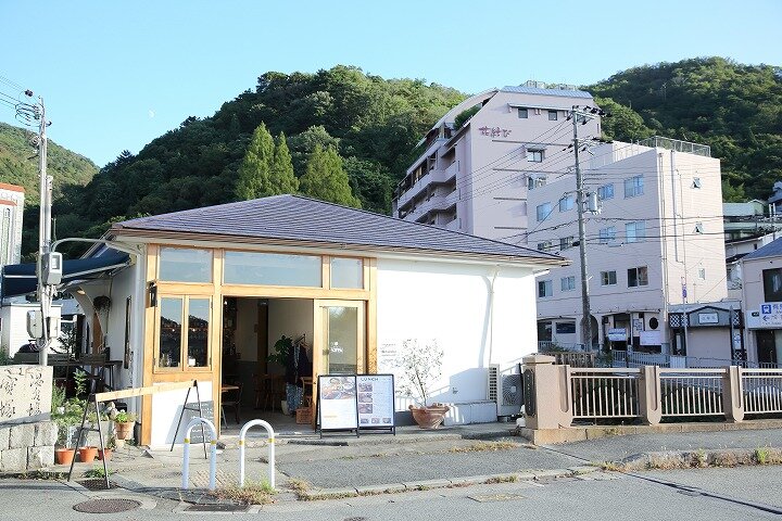 店主夫妻が営むゲストハウス「Brücke ARIMA」も