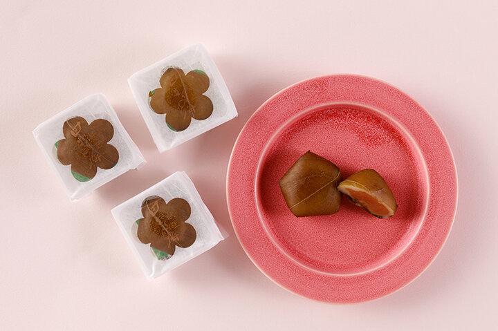 さわやかな梅の餡と青紫蘇が香る餅菓子「献上田むらの梅」