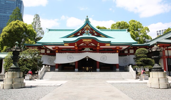 日本の中心を護る、創立約800年の神社です