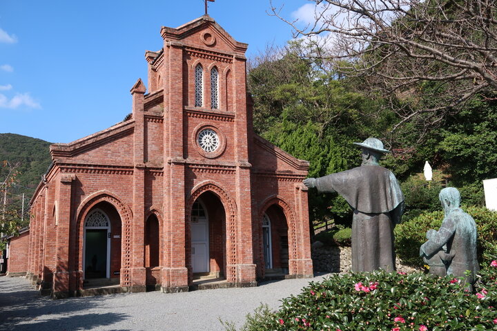 椿の花とマリア像に癒される、ロマンチックな海辺の教会