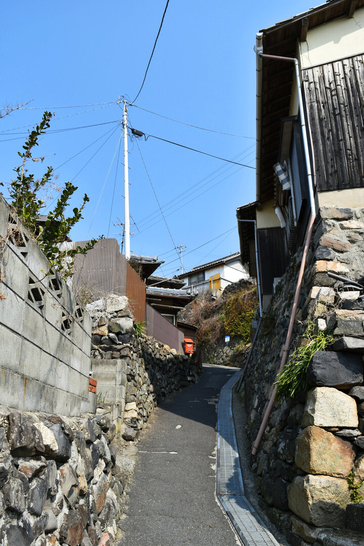 くねくねした路地と急な坂道が醸し出すノスタルジックな風景