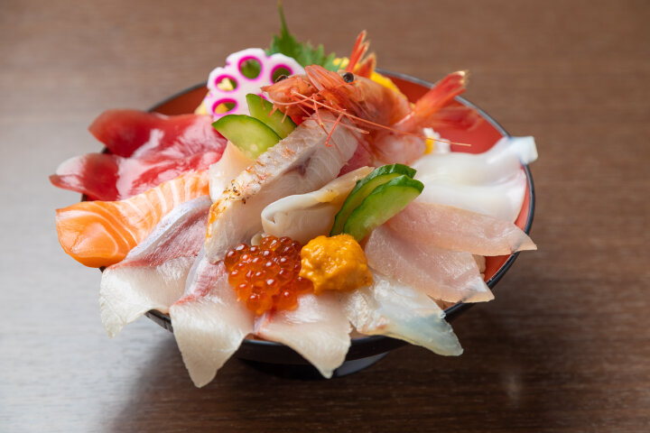 丼鉢からはみでる魚介に驚くもう一つの名物「海鮮えにし丼」