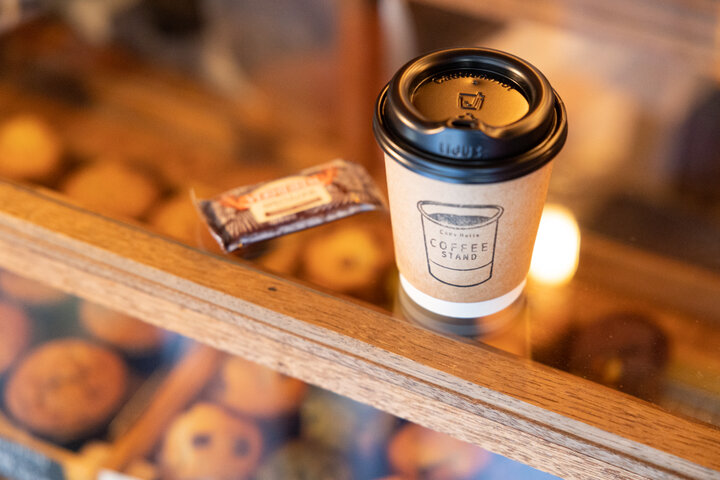 「COFFEE STAND CANS Hutte」でほっとひと息