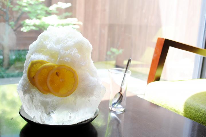 器まで氷 京都の老舗氷屋さんがプロデュースした 生絞り系 フルーツシロップのふわふわかき氷 ことりっぷ
