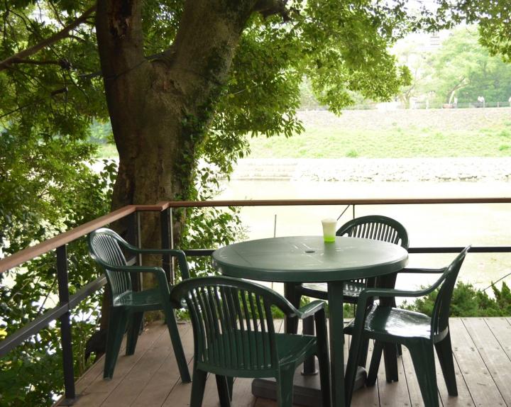 日本三大名園のひとつ 岡山後楽園 からすぐ 絶景水辺カフェ 碧水園 ことりっぷ