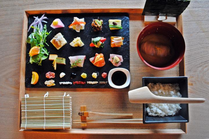 着物の街 京都 室町でいただく麗しい手巻き寿司 ことりっぷ