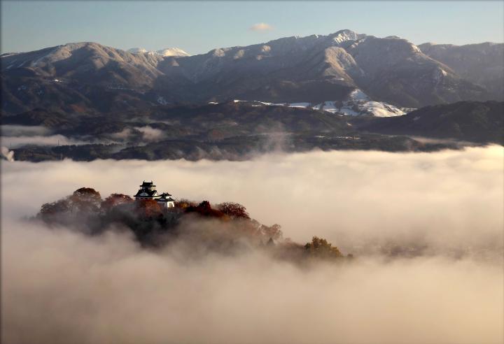 まるでラピュタ 雲海に浮かぶ天空の城からパワースポットまで 秋の福井県 大野市をまち歩き ことりっぷ