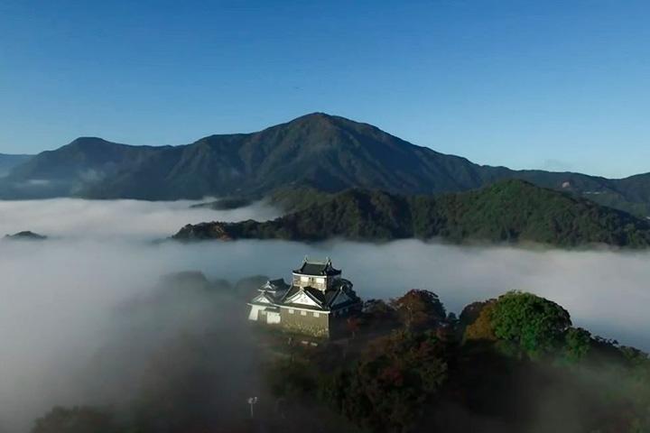 まるでラピュタ 雲海に浮かぶ天空の城からパワースポットまで 秋の福井県 大野市をまち歩き ことりっぷ