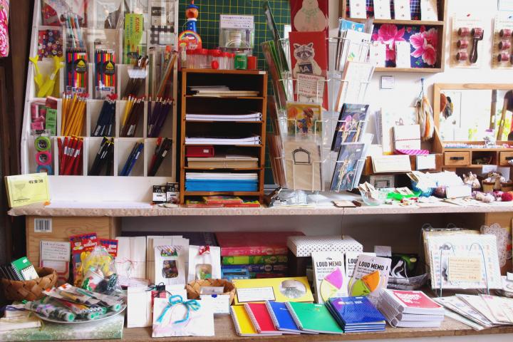 カラフルで個性的な文房具を探しに 名古屋 いろは雑貨店 へ ことりっぷ