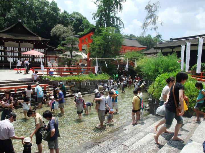 池に足を浸して無病息災を願う下鴨神社の 御手洗祭 ことりっぷ