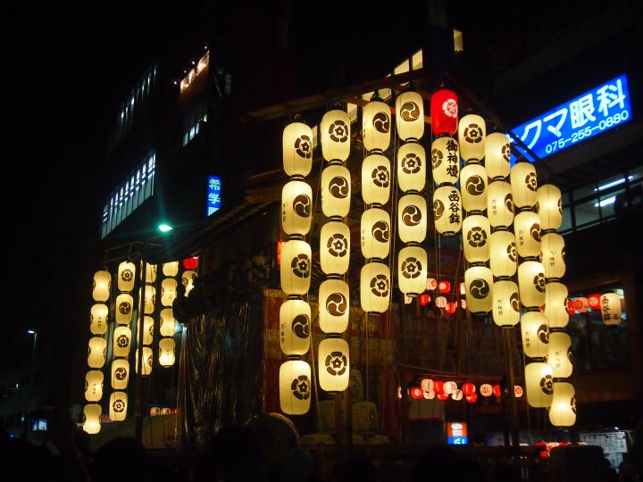 祇園祭 のハイライト 豪華絢爛な山鉾巡行と幻想的な提灯が照らす宵山へ ことりっぷ