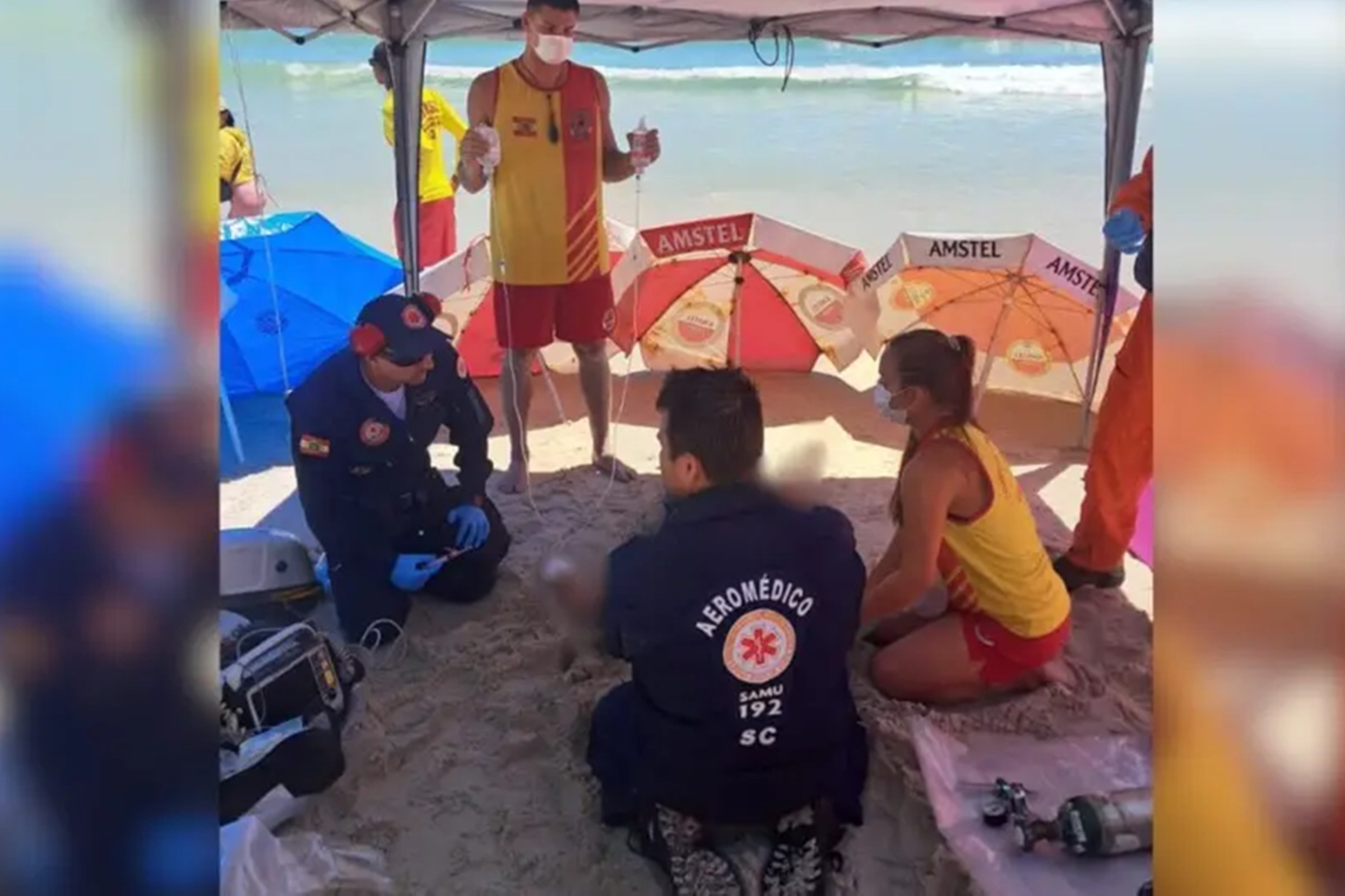 Imagem colorida de surfista chinês sendo atendido pelo Samu